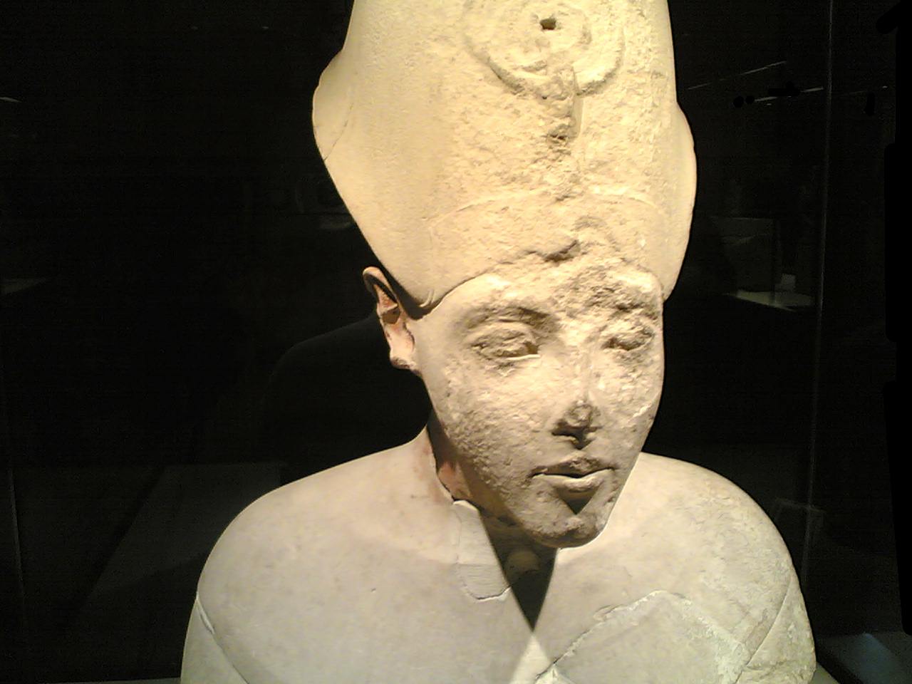 Le Roi Akhnaton, Muse du Louvre