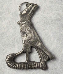 Amulette : le dieu Horus sur un pavois, argent, Moyen Empire, muse du Louvre