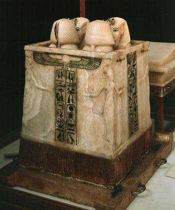 Caisse contenant les 4 vases canopes