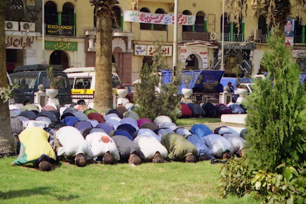 Une scène de prière, au Caire
