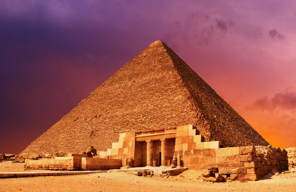 Coucher de soleil sur une pyramide